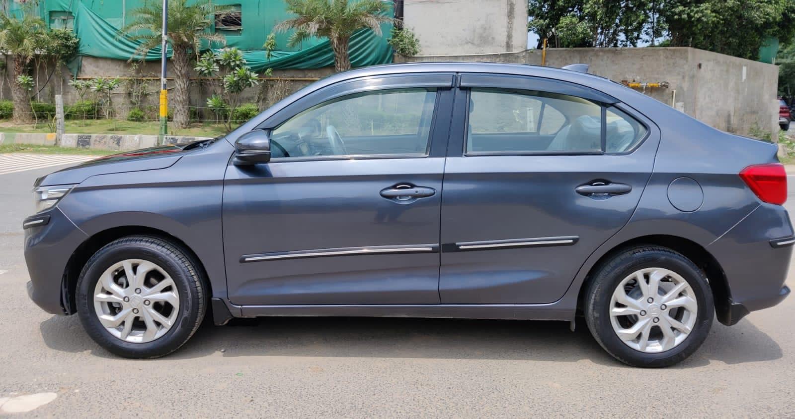 2020 R  Amaze VX petrol 30000km