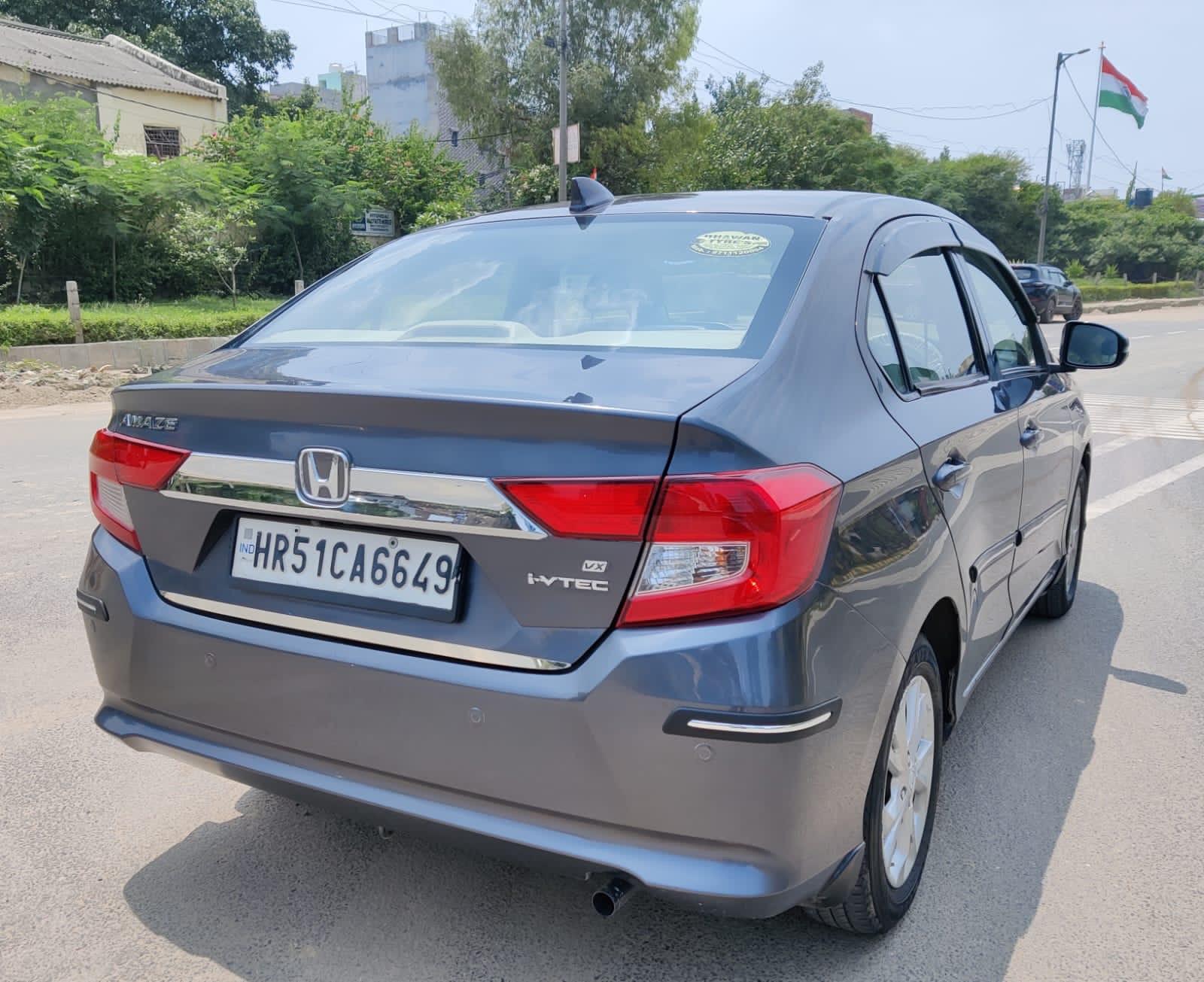 2020 R  Amaze VX petrol 30000km