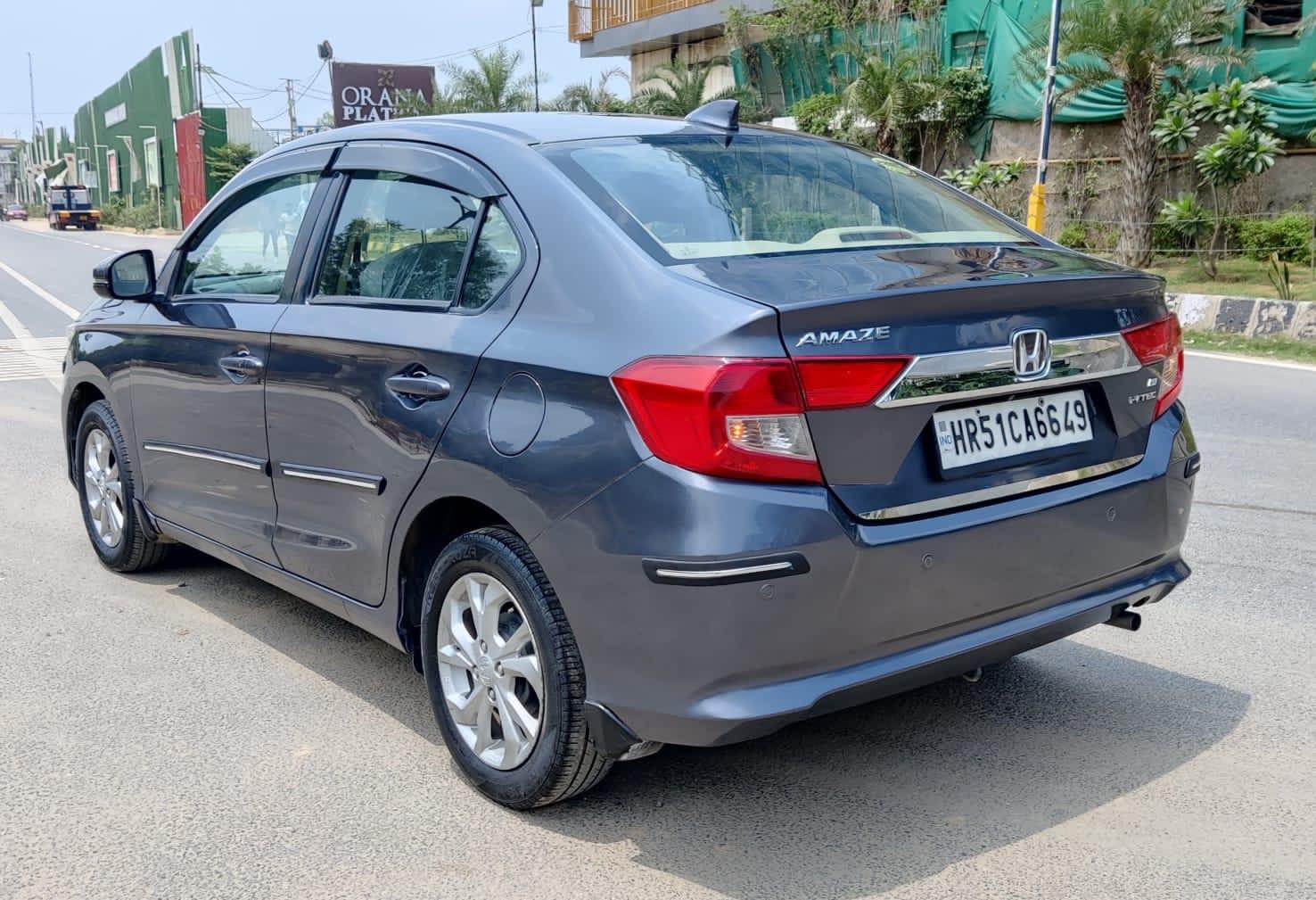 2020 R  Amaze VX petrol 30000km