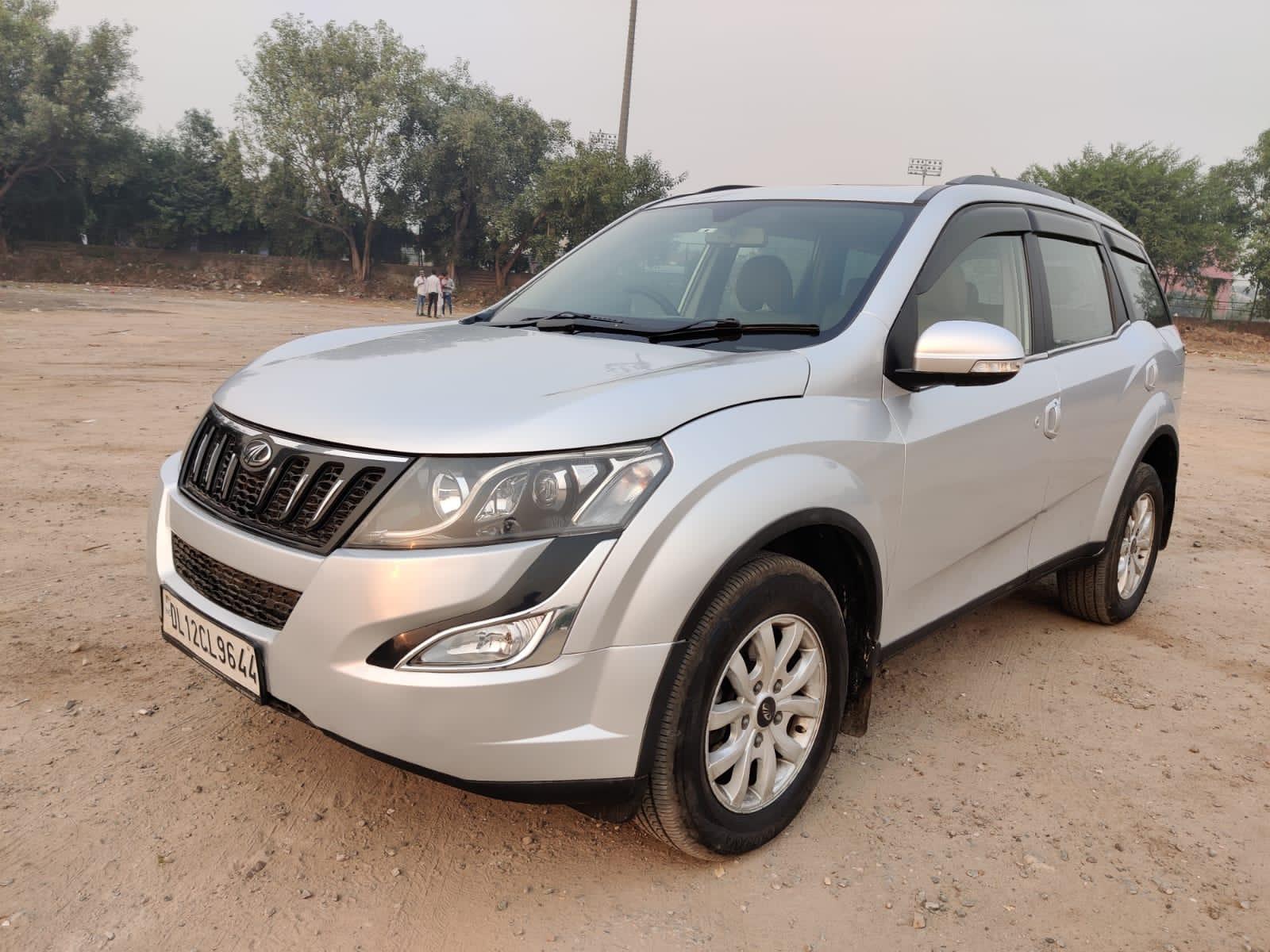 2017 XUV 500 W10 SUNROOF AUTOMATIC