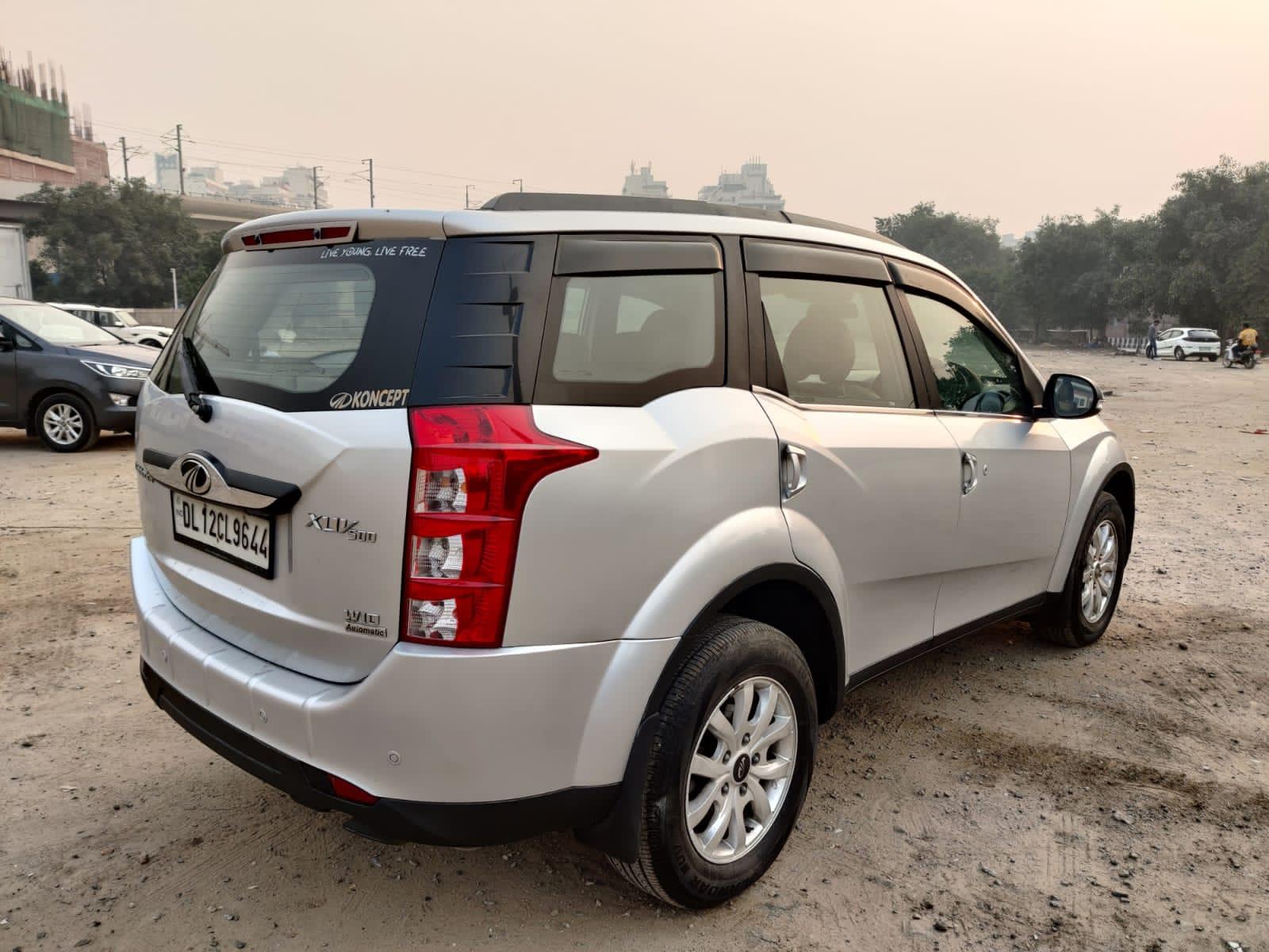 2017 XUV 500 W10 SUNROOF AUTOMATIC