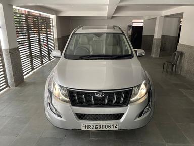 Xuv500 W10 With SunRoof 2017