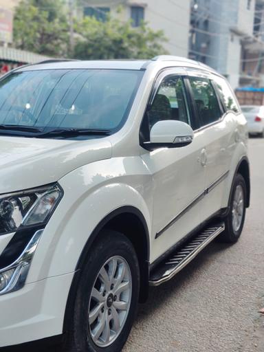 Mahindra XUV 500 W10