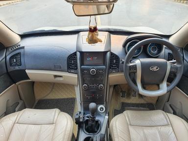 MAHINDRA XUV500 W10