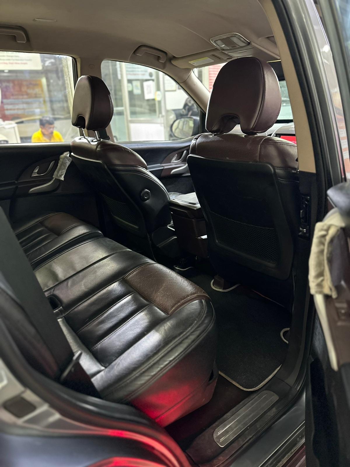 MAHINDRA XUV500 W8 2015