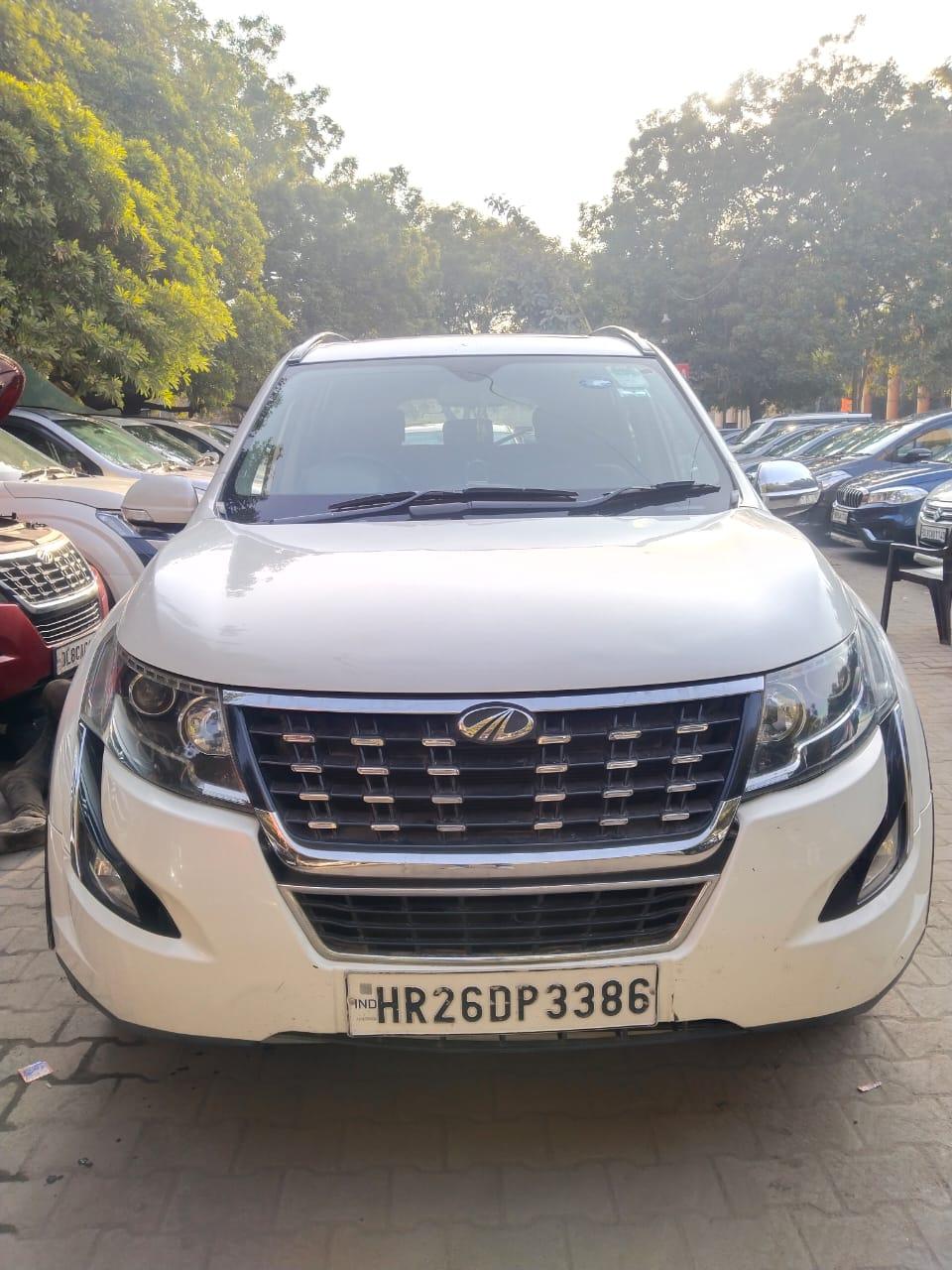 Mahindra XUV w9 with sunroof push model 2018 running 88k HR number