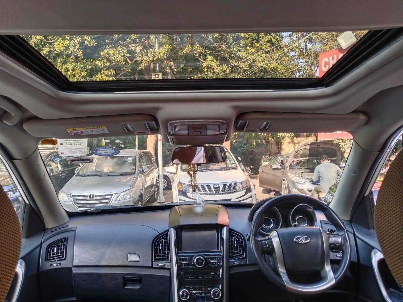 Mahindra XUV w9 with sunroof push model 2018 running 88k HR number