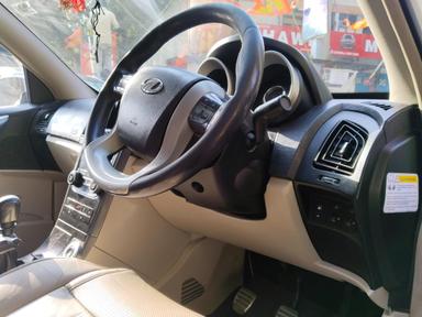 Mahindra XUV w9 with sunroof push model 2018 running 88k HR number