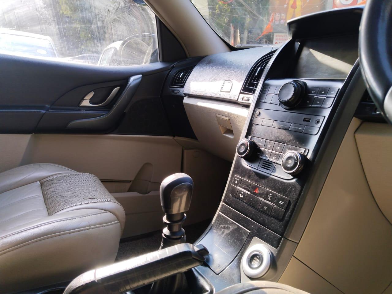 Mahindra XUV w9 with sunroof push model 2018 running 88k HR number