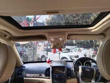 Mahindra XUV w9 with sunroof push model 2018 running 88k HR number