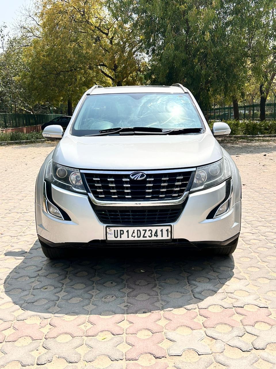 (MAHINDRA XUV500 W11)**2019 model