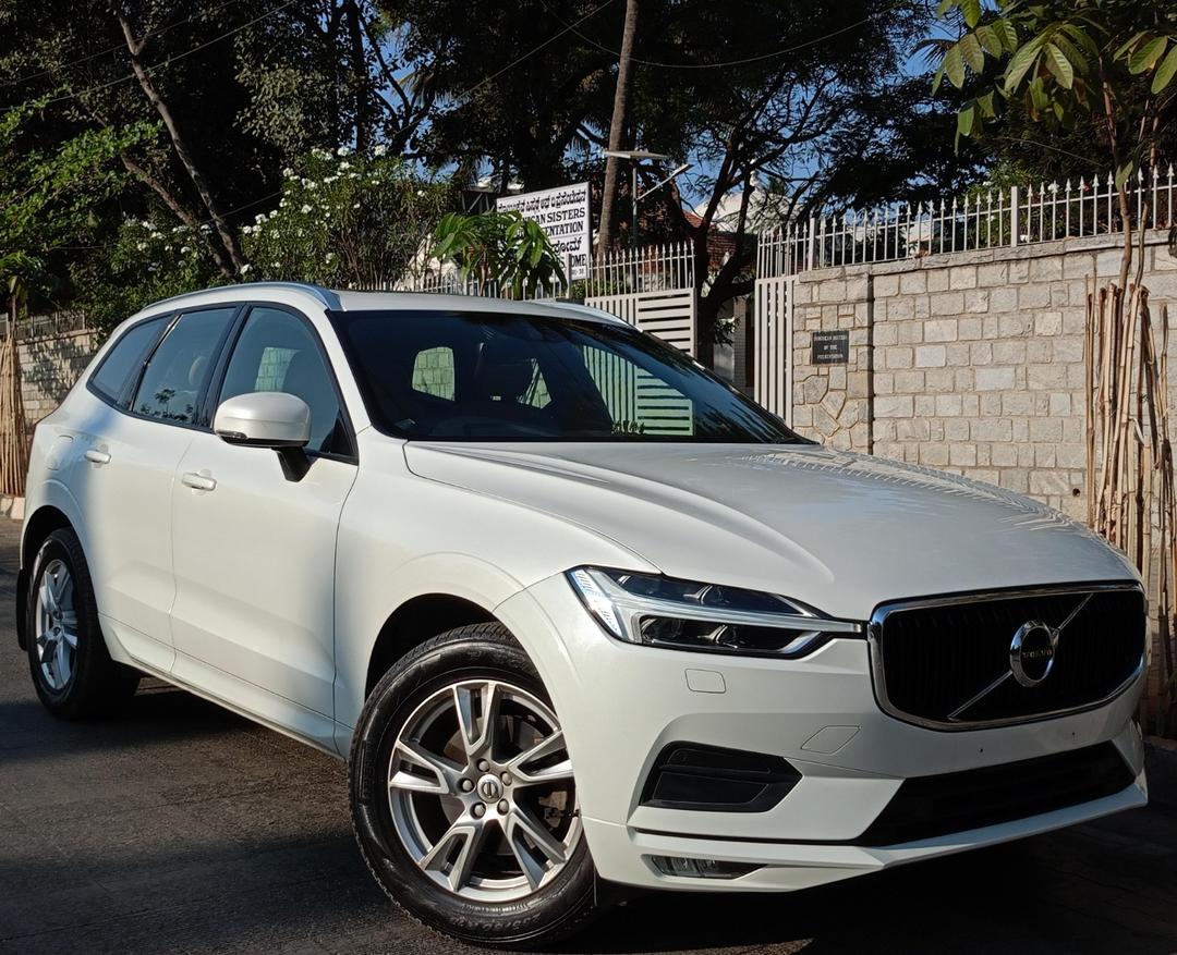 VOLVO XC60 MOMENTUM