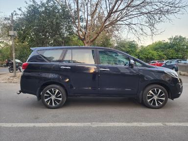 2022 INNOVA CRYSTA ZX TOP AUTO PETROL 1ST OWNER