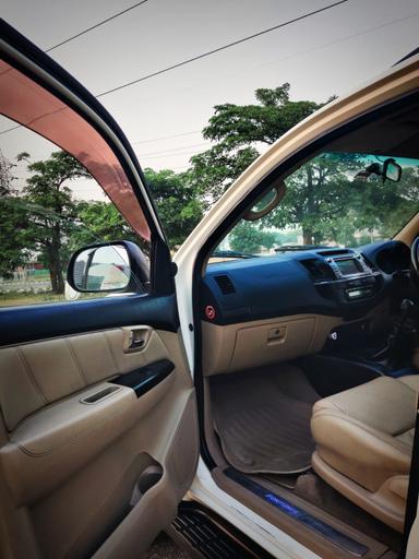 Fortuner 2014 model Brand new condition 2nd owner contact number 7009726922