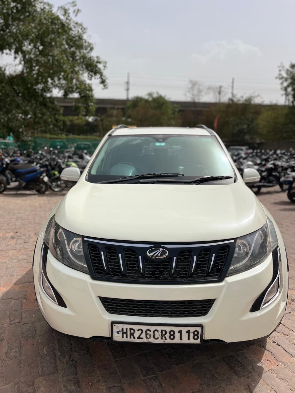 (XUV500 W10)**2015 model