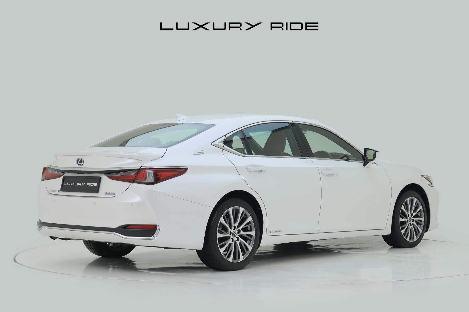 Lexus ES 300h Exquisite