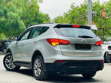 Hyundai Santa Fe diesel model 2015 running 80k HR number