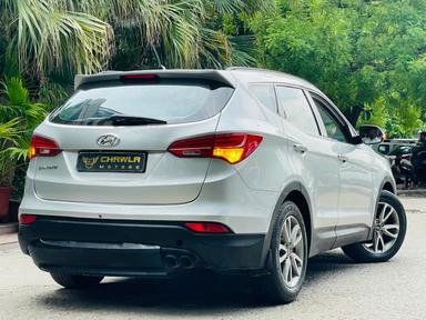 Hyundai Santa Fe diesel model 2015 running 80k HR number