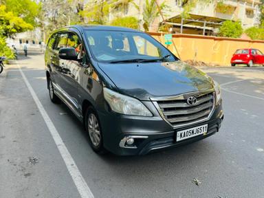 Toyota Innova v