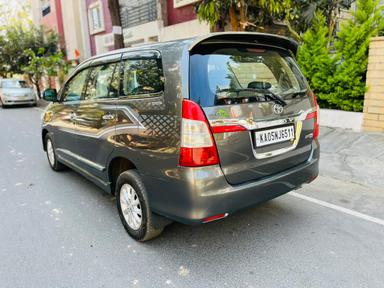 Toyota Innova v