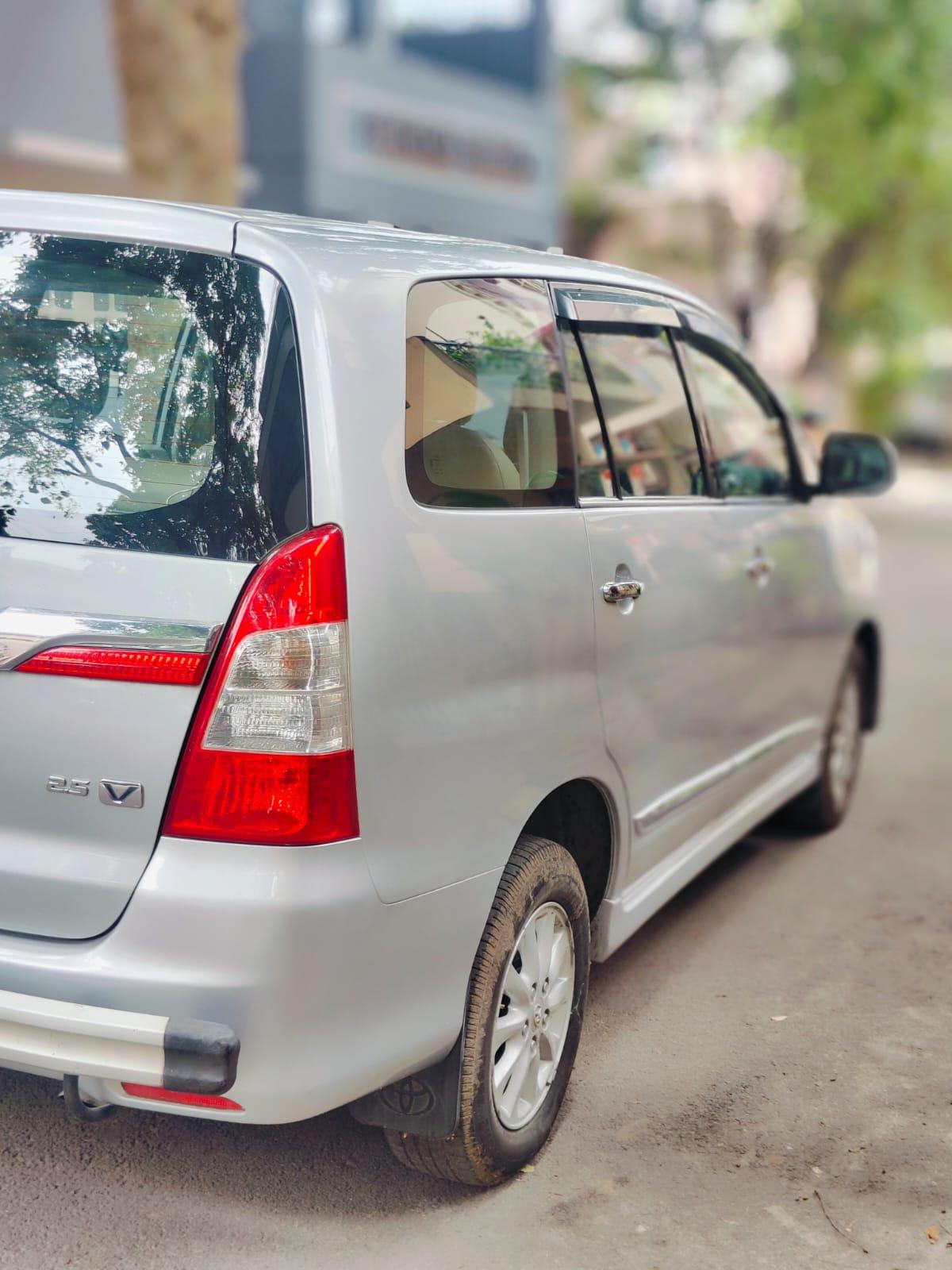 Toyota Innova v