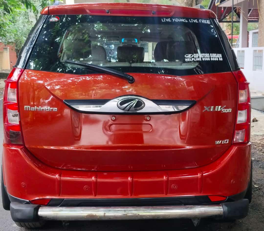 Mahindra XUV500 W10