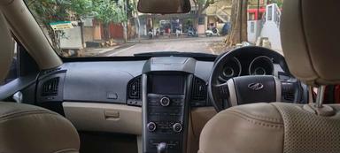 Mahindra XUV500 W10