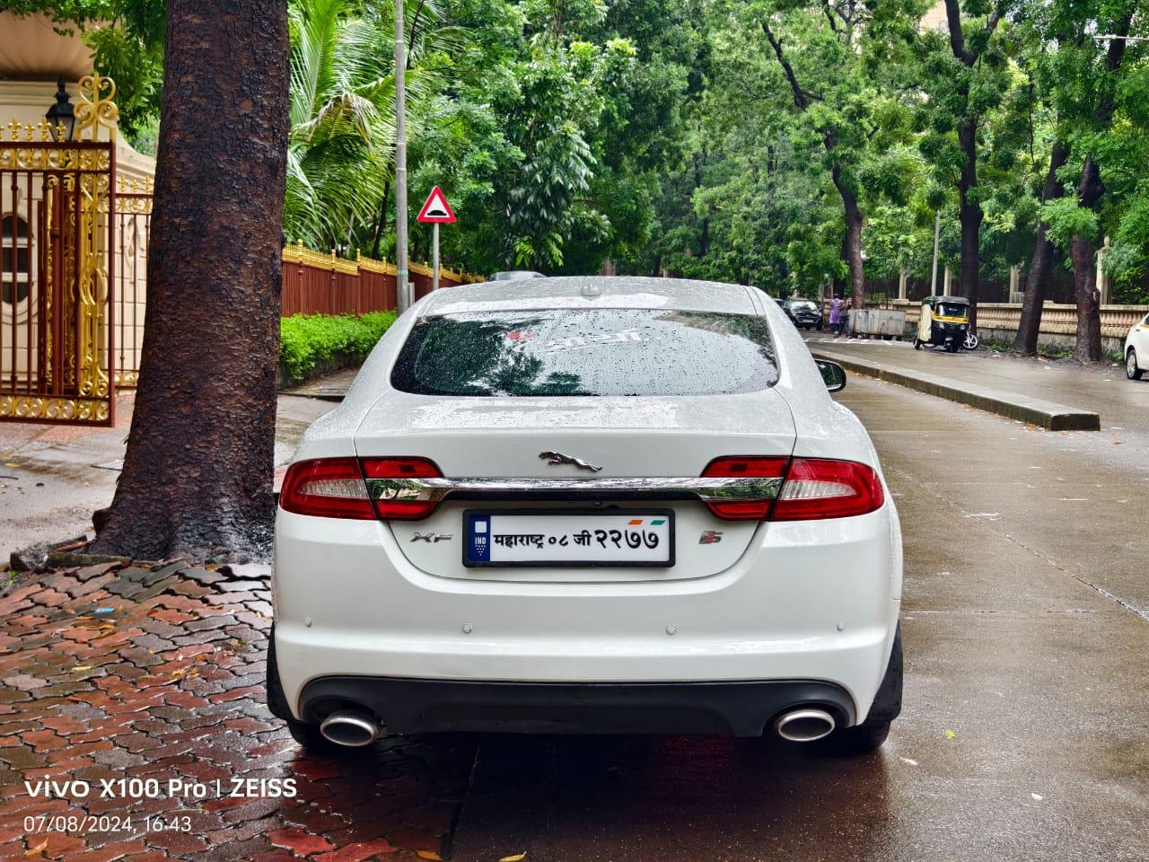 Jaquar XF Primium 3.0 Diesel AT
Sunroof 
2013