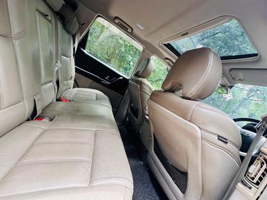 Mahindra XUV W10 with sunroof push model 2015 running 80k DL number