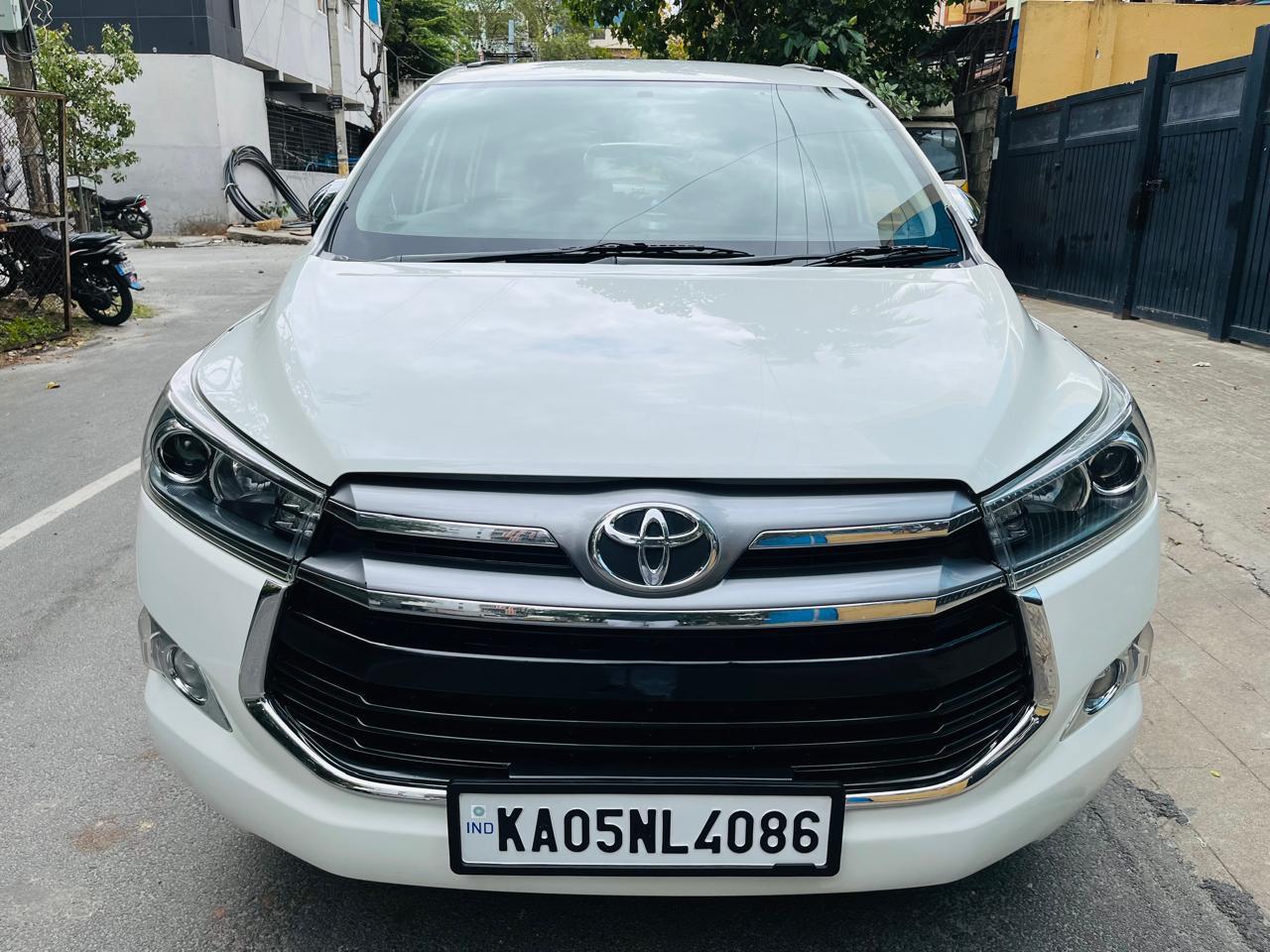 TOYOTA INNOVA CRYSTA 2.4 MANUAL 2017