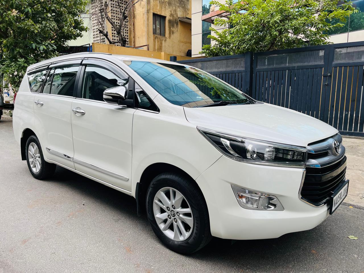 TOYOTA INNOVA CRYSTA 2.4 MANUAL 2017