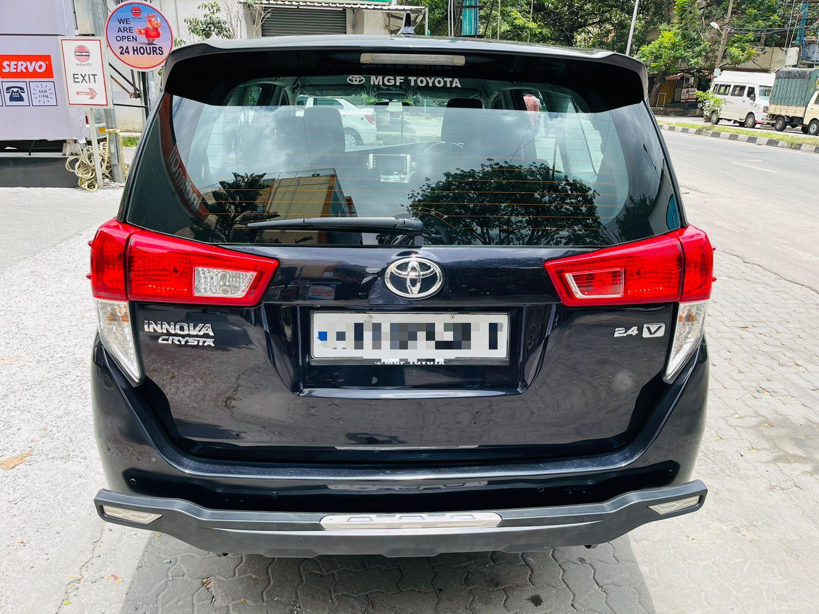 TOYOYA INNOVA CRYSTA 2.4 V MANUAL 2022