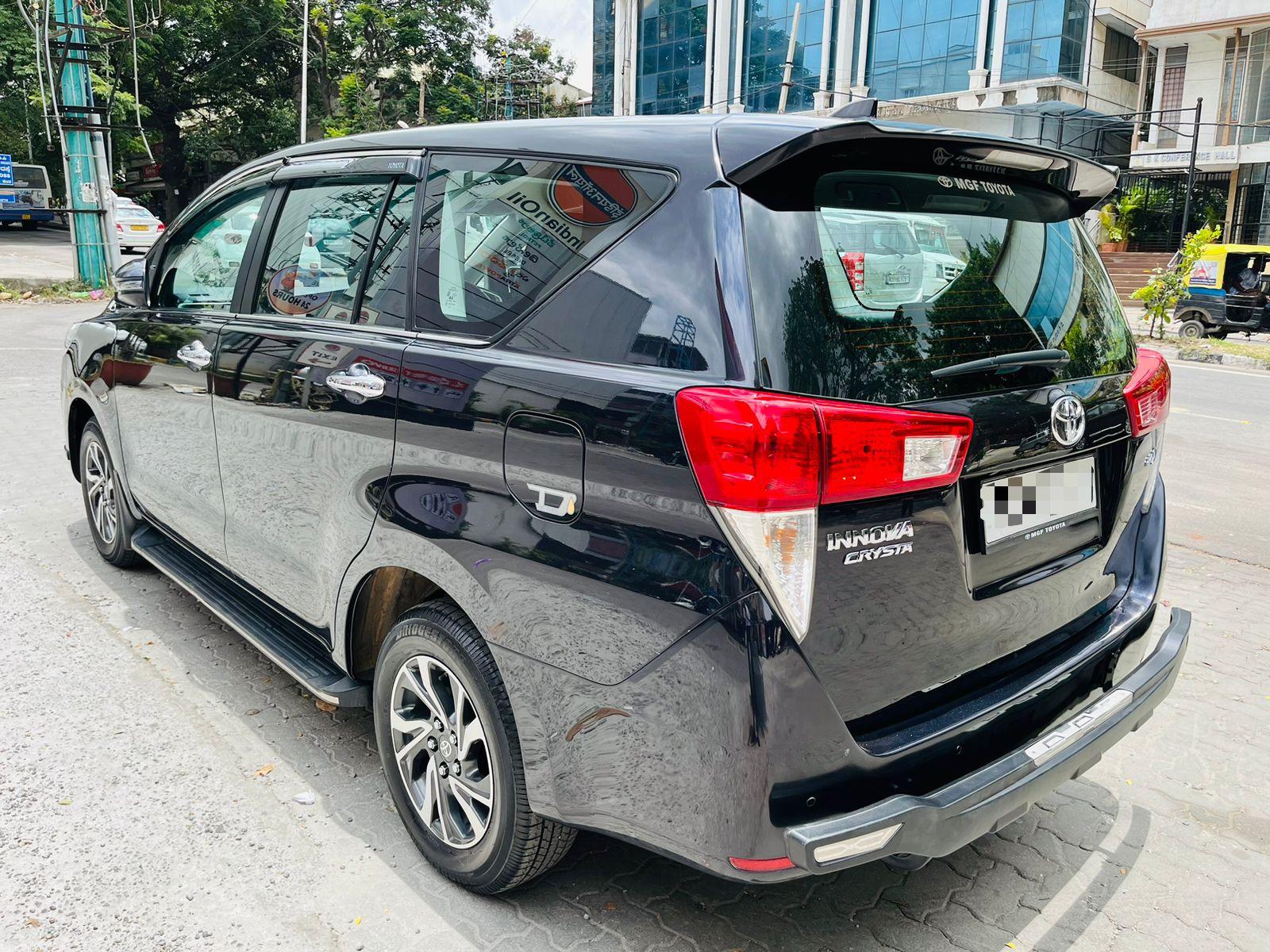 TOYOYA INNOVA CRYSTA 2.4 V MANUAL 2022