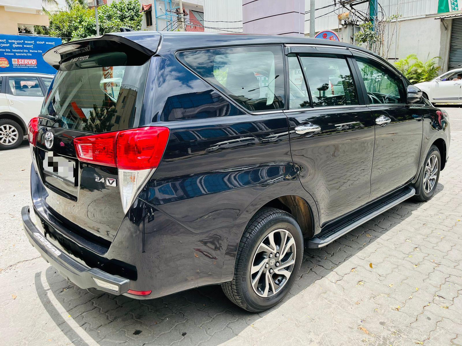 TOYOYA INNOVA CRYSTA 2.4 V MANUAL 2022