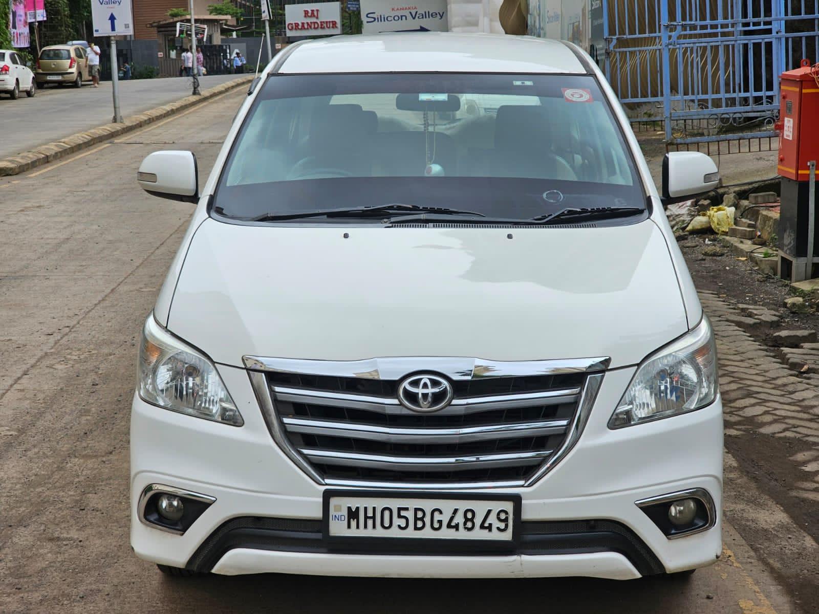 Innova 2.5 V 8 Seater 
2014