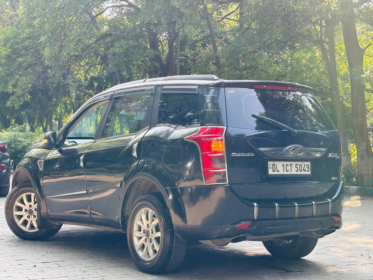 Mahindra XUV W10 with sunroof model 2015 running 66k DL number