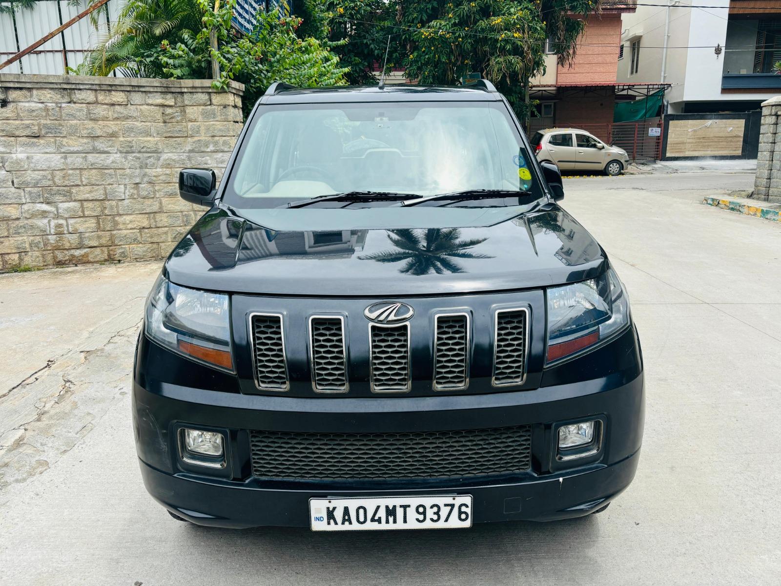 Mahindra TUV300 T10