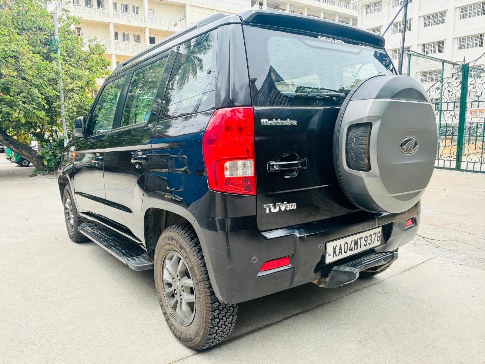 Mahindra TUV300 T10